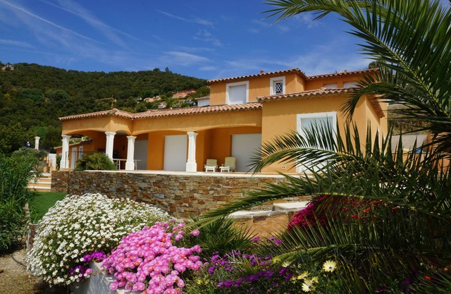 LA LONDE LES MAURES: Villa Avec Piscine -8 Pers-Vue Mer-Proche- Golf Valcros-