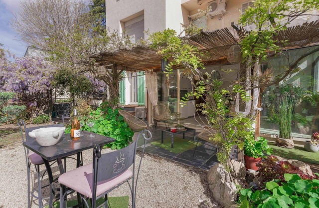 La Maison Fleurie, Beautiful 2 Br Apartment With Garden By Halldis