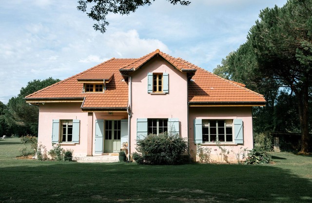 La Maison Rose, 5 to 7 suites, in a private park, 10 minutes from the beaches.