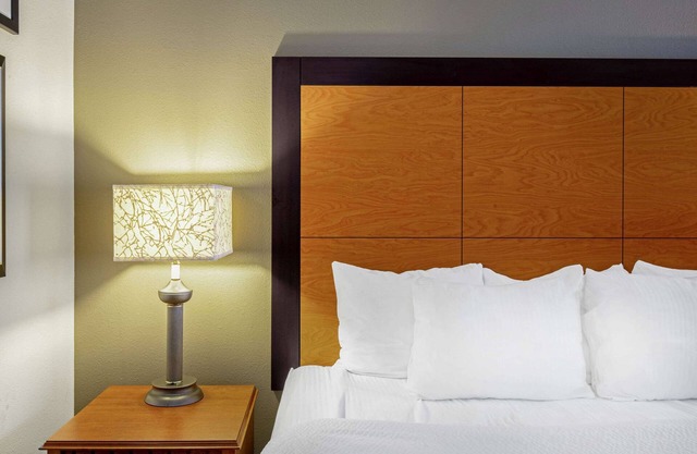 La Quinta Inn & Suites by Wyndham Harrisburg Airport Hershey