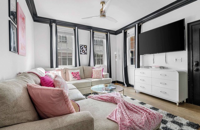La Vie en Rose | 3bd Downtown Chic House