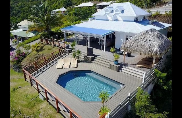 La villa Coconut vue à 180° mer rocher du Diamant