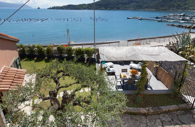 LA VILLETTA: One step into the blue! BEACH-FRONT, 5 mins from the centre