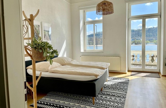 LaBed - Directly on Drosselgasse | Enjoy the wine region, old town & view of the Rhine