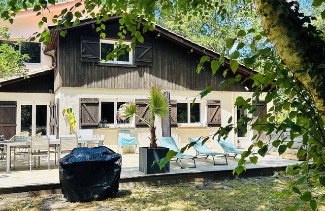 Lacanau, upscale villa, sleeps up to 17, private Jacuzzi