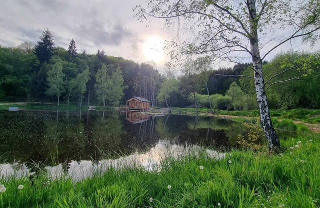 Lacustre, Cabane Pilotis sur L'eau un Hébergement Insolite au lac de Chaumeçon