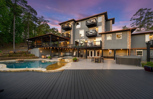 Lago Vista: Sleeps 30 + Game Room, Lake View, Private Pool