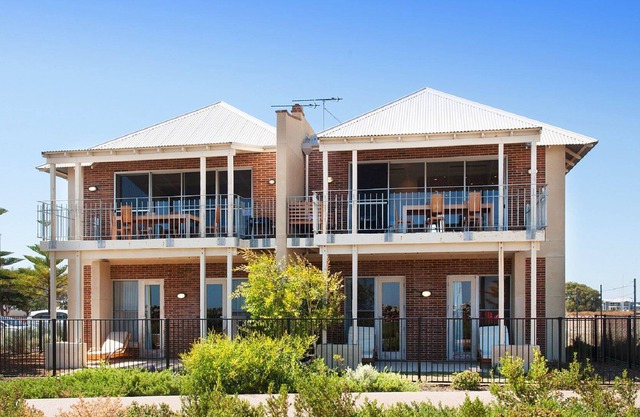 LAGOON SUNRISE - Absolute Waterfront
