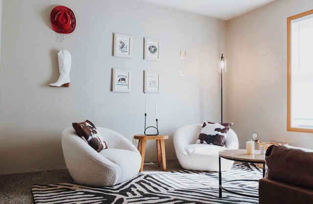 Laid-back - Industrial Chic - Game room