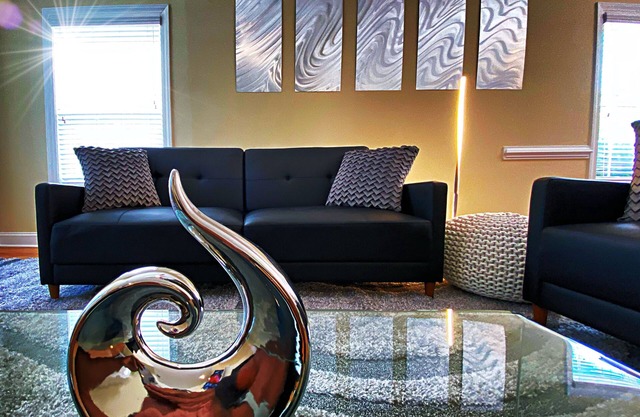 LAKE ACCESS | STYLISH TOWNHOME NEAR DOWNTOWN
