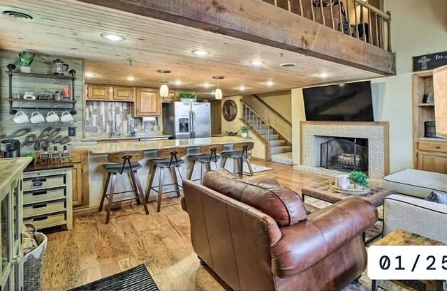 Lake Cabin-Style Condo @ Shangri La with Private Hot Tub-Couples & Small Family!