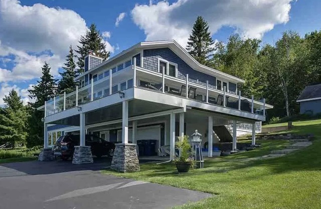 Lake Charlevoix Lake House, 1 mile to Boyne City, 7 miles to Ski Boyne Mountain.