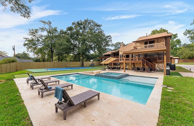 Lake Conroe Oasis: Pickleball, Pool/Spa, Gameroom!