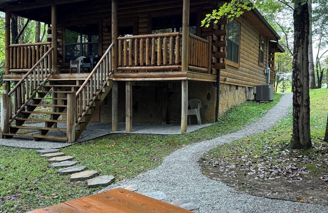 Lake Cumberland/Conley Bottom area-Log Cabin Rental, Private, Lake Access .25 Mi