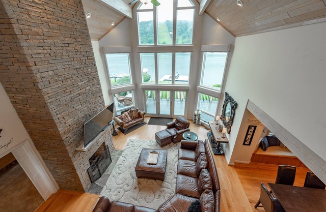 Lake Escape: Lakefront, Private Dock, Hot Tub, Gas Fire Pit!