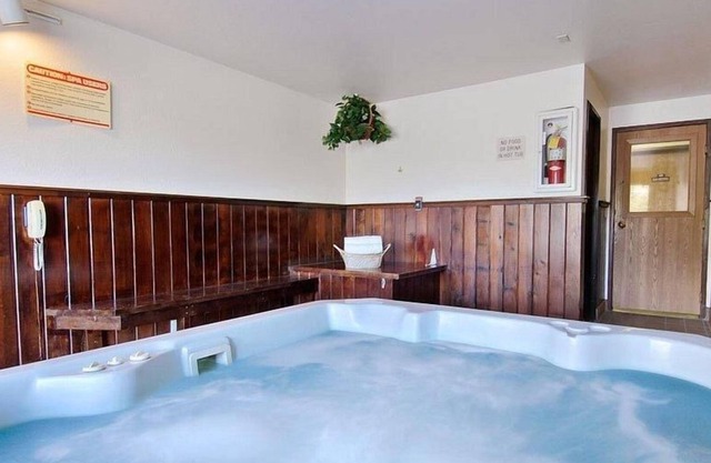 Lake Escape! Spacious Queen Unit, Shuttle, Laundry, Breakfast, Parking, Spa Tub!