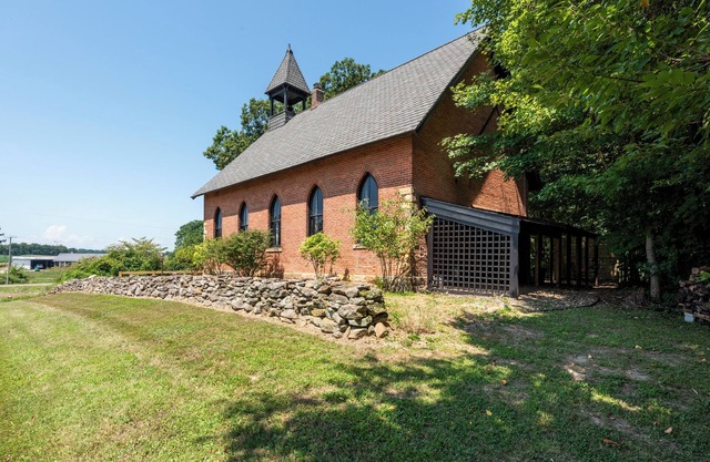 Lake Fork SchoolhousenMohican and Amish Country Romantic Getaway