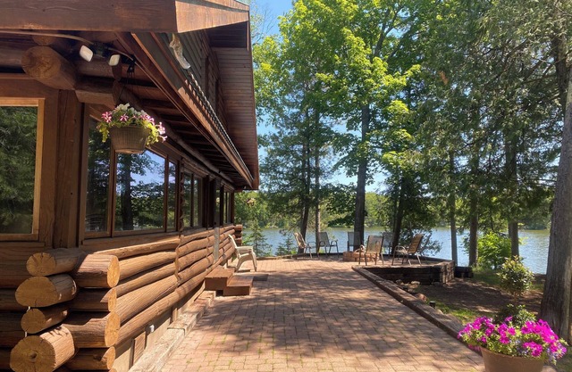 LAKE FRONT Beautiful Secluded Log Lodge Dog-Kid Friendly Sauna Views