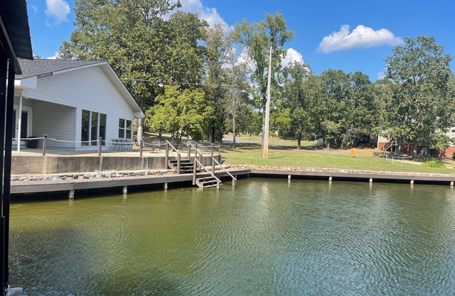 Lake Front Cozy Home in Quiet Cove with 2 Boat Slips