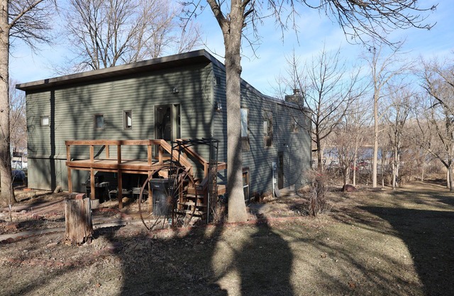 Lake front, HUGE yard and deck, walking distance to the heart of Okoboji