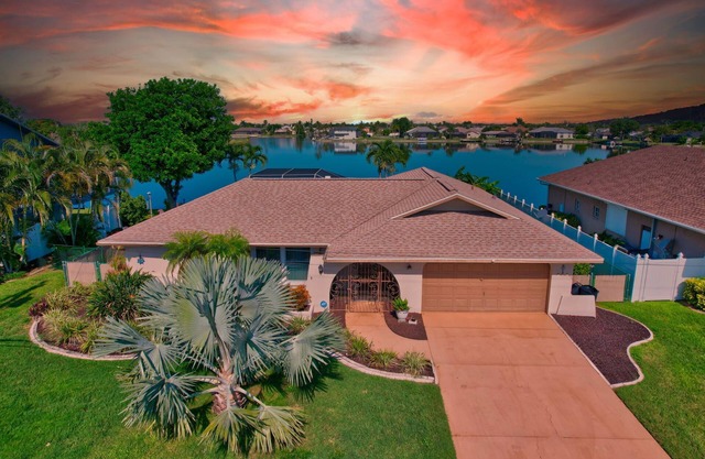 Lake Front Oasis in Cape Coral with Pool, Kayaks, and Scenic View