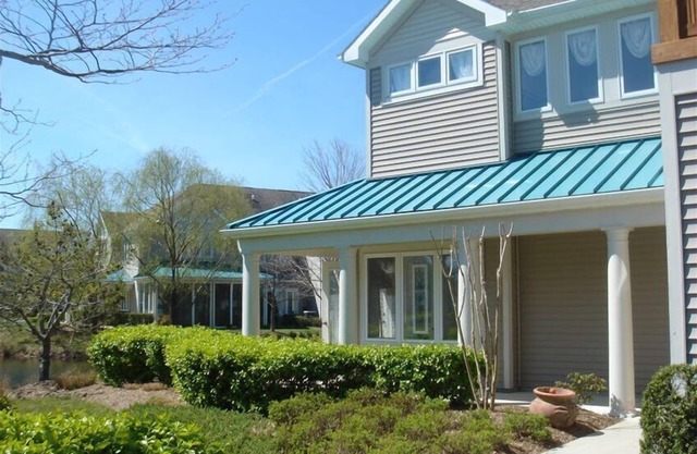 Lake Front Sea Colony - fitness center, ocean pools, 2 new king beds, 8 bikes