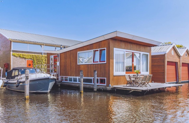 Lake front ship in Uitgeest with WiFi