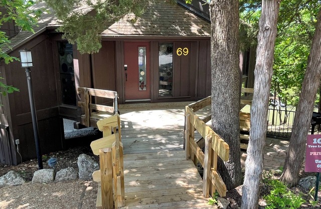 LAKE FRONT Swim off private Deck" WOW" ELEGANT in Heart Of Lake Of OZARKS