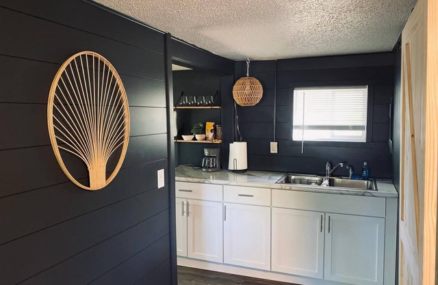 Lake Nokomis 1BD/1Bath Lakeside Cabin - Cabin #2