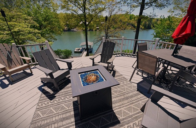 LAKE NOTTELY - LAKEFRONT 4 Bedrooms - 3 Baths - Hot Tub - Private Dock