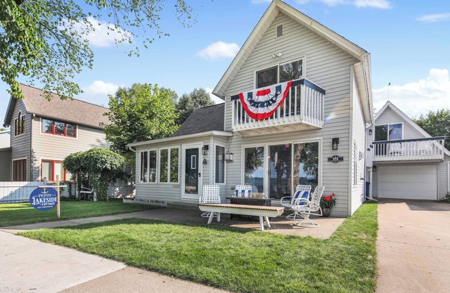 Lake Pepin Waterfront Cottage - Steps to Beach!