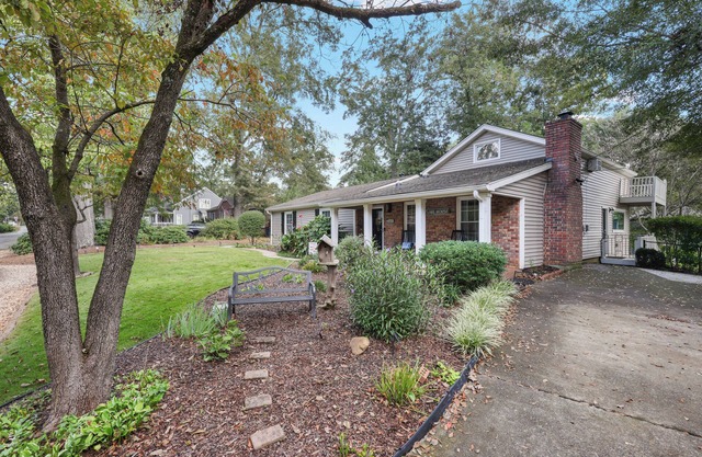 Lake Point Cottage at Acworth Beach