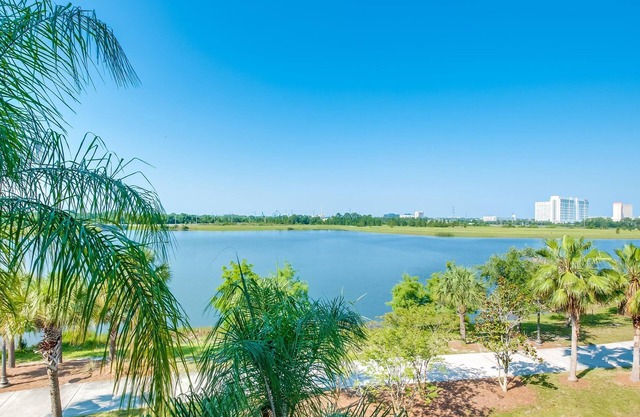 Lake & Pool View Fireworks Vista Cay 2 Bed 2 Bathroom Stunning