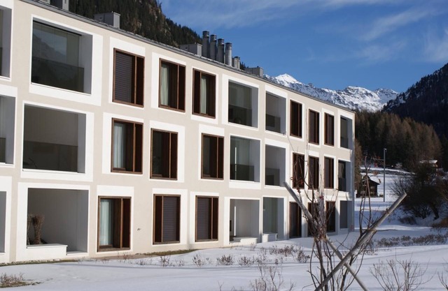 Lake promenade directly on Lake Davos