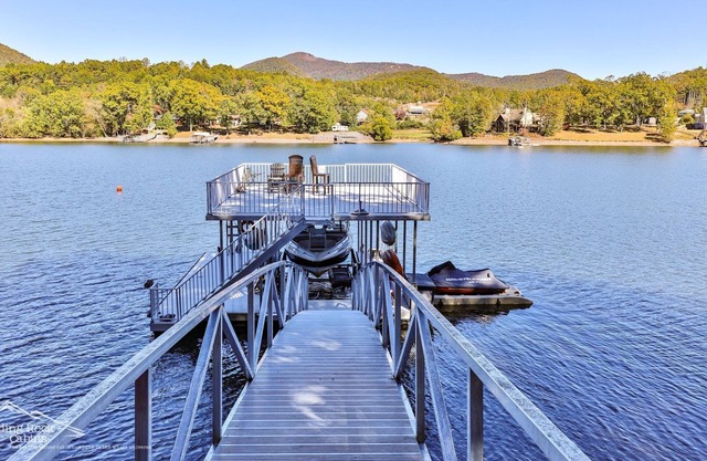 Lake Reflections 3/3 Hot tub, pet friendly & fenced lakefront w/dock, paved.