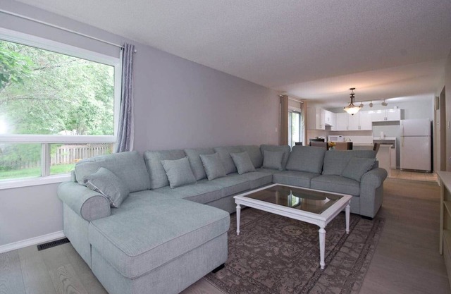 Lake Simcoe 4-Bedroom Home 5 Minutes to Beach Park