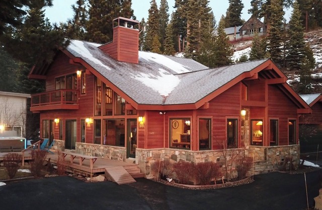 Lake Tahoe Vista, lakefront home plus connected 1bm suite! Close to all the fun