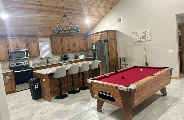 Lake Texoma home in golf cart community. Rental comes with golf cart.