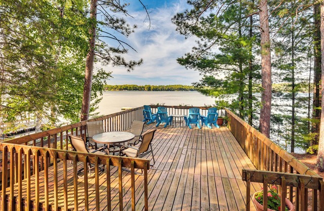 Lake Tomahawk Fall Retreat w/Foliage & Lake Views