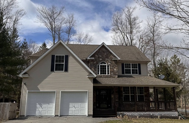 Lake view 4-bedrooms house for 12 people in gated community in peaceful Pocono