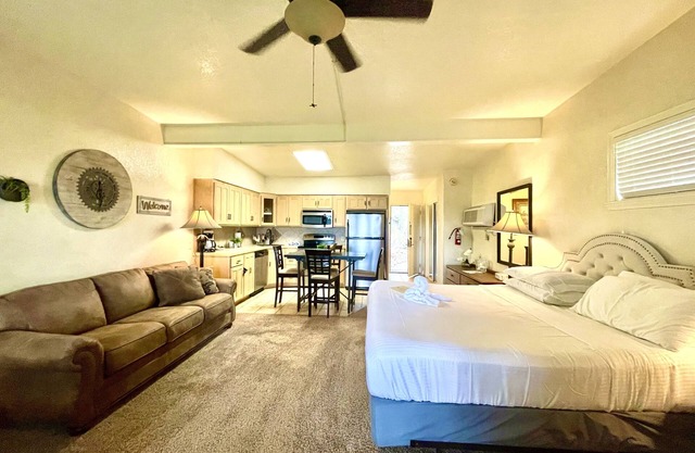 Lake view King Studio with full kitchen, deck overlooking Lake Ouachita, king bed and queen sleeper sofa by RedAwning
