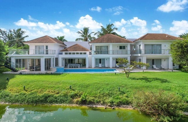 Lake View: Lake/golf view villa with full staff, pool, Jacuzzi & pool table