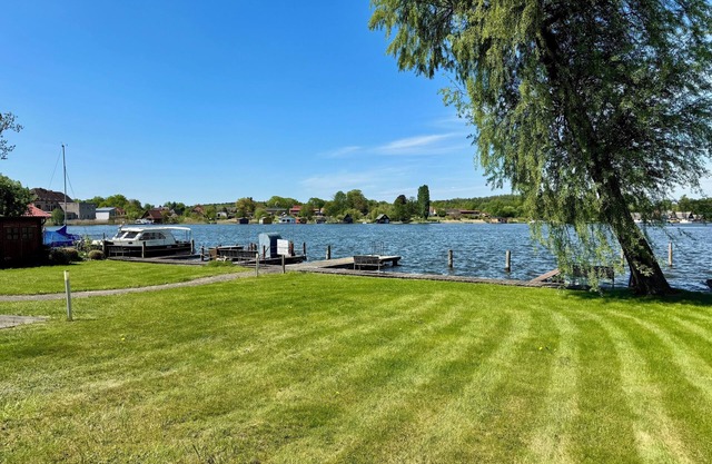 Lake view oasis with private jetty: your dream vacation apartment by the water