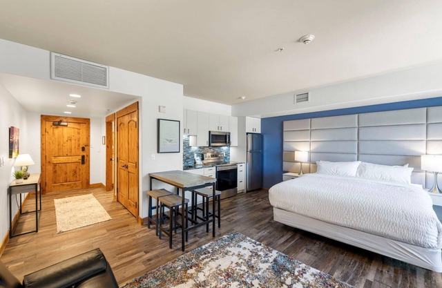 Lake View | Remodeled Studio | Resort Amenities