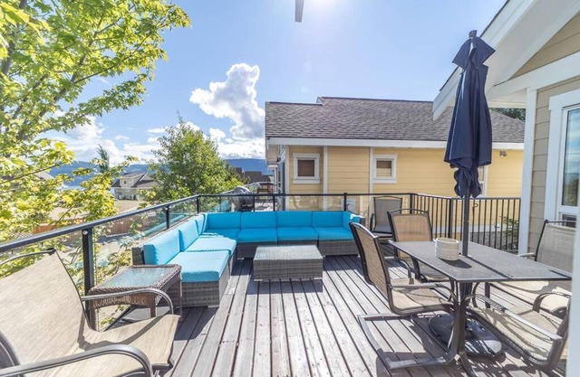 Lake View! Steps to the Pool! Pet Friendly!