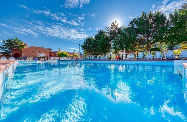 Lake Views, King Loft, DOG FRIENDLY Heated Pools Beach Aqua Prk Sleeps 8