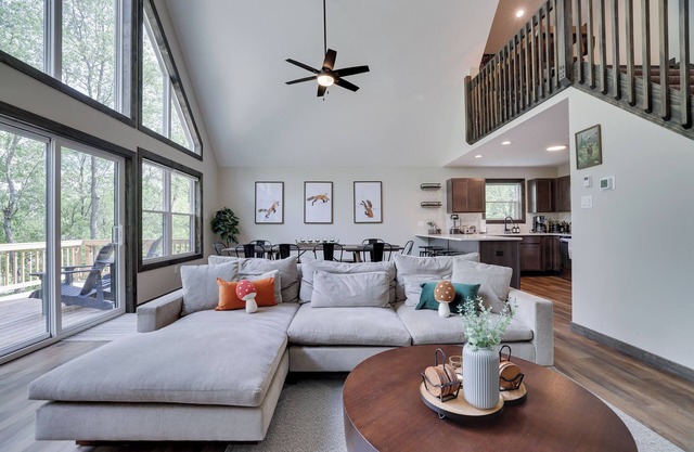 Lake Views-Steps to Beach- Hot Tub-Luxury Cabin-Fox Hollow