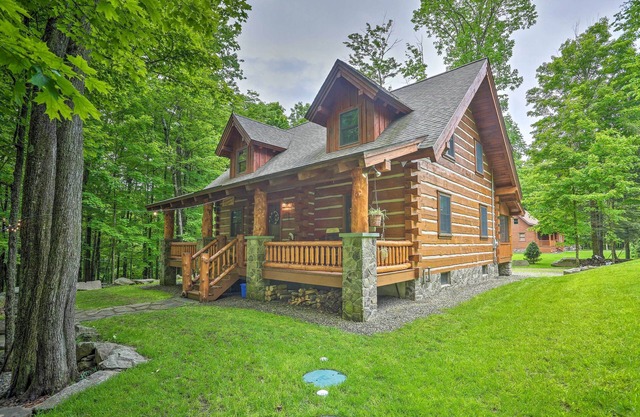 Lake Wallenpaupack Cabin w/Shared Pool!