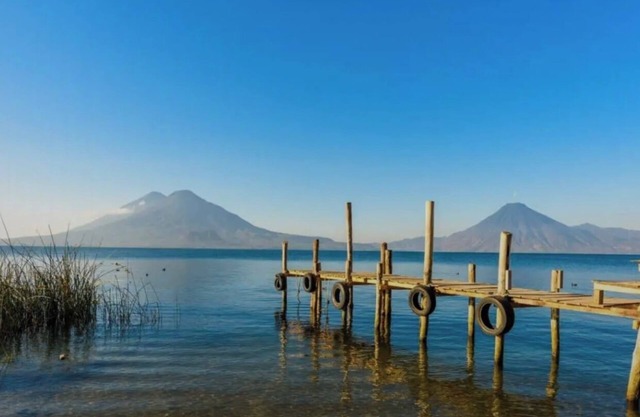Lakefront 2-bedroom villa with stunning views of lake and mountains