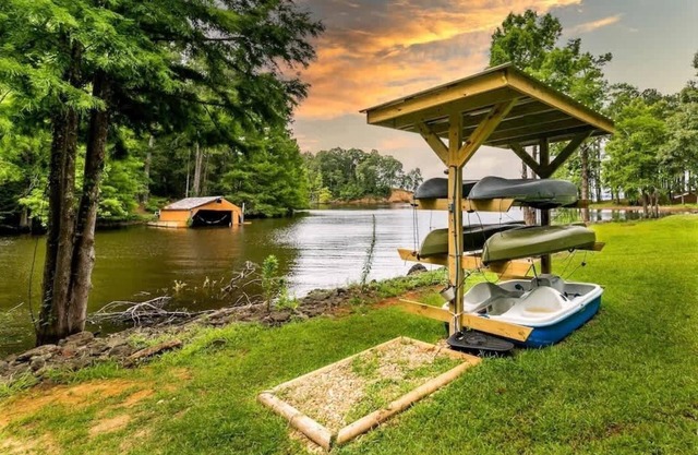 Lakefront 3BR with Bunkhouse Kayaks Rowboat Incl